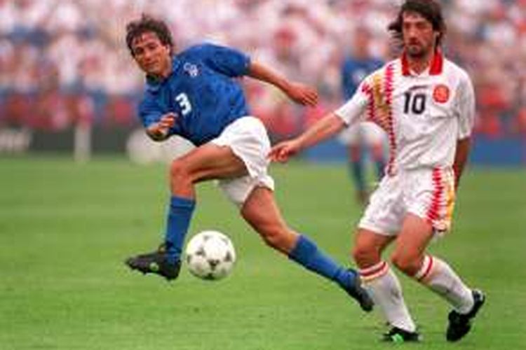 Pemain Italia, Antonio Benarrivo (nomor punggung 3) berebut bola dengan pemain Spanyoik, Jose Maria Bakero pada laga perempat final Piala Dunia 1994 di Foxboro Stadium, Foxboro, Massachusetts. Pertandingan ini berakhir untuk kemenangan Italia dengan skor 2-1. 