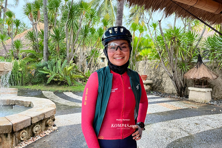 Pegiat olahraga dan influencer Soraya Larasati berhasil melewati tantangan mengayuh sepeda sejauh 370 kilometer dalam acara Bike To Care 2023 Lombok Loop 370 Km.