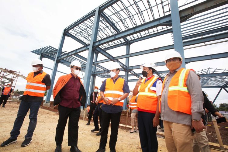 Sejumlah anggota DPR saat mengecek perkembangan pembangunan double track di Stasiun Rancaekek, Bandung, Kamis (10/2/2022).