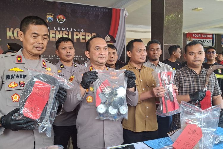 Polisi tunjukkan meteran air PDAM yang dicuri dari 96 lokasi di Kabupaten Lumajang.