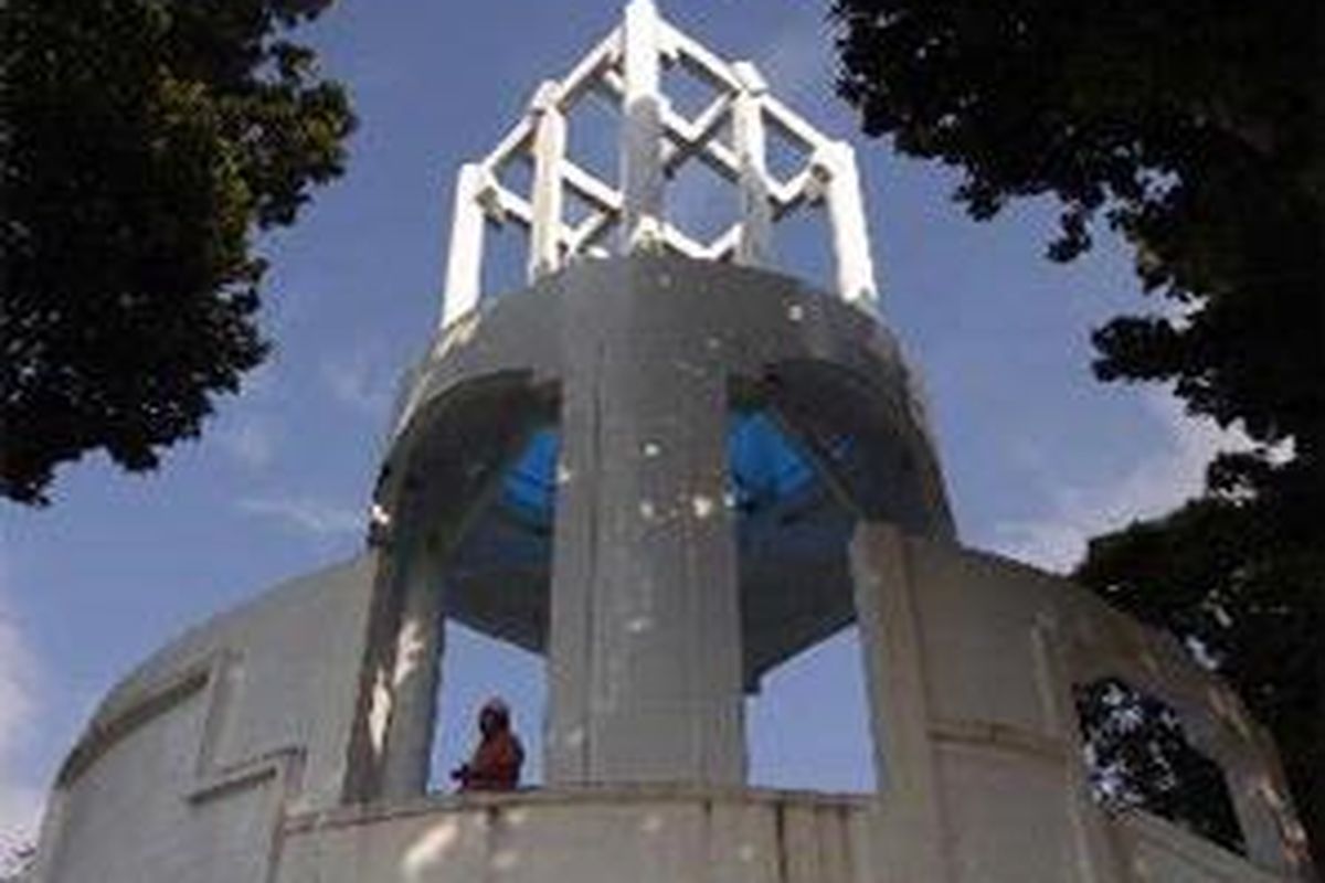 Tugu Kilometer Nol yang terletak di bagian paling utara Pulau Weh, Provinsi Nanggore Aceh darussalam, merupakan tugu yang dibangun sebagai tanda kawasan ujung utara wilayah Indonesia. 