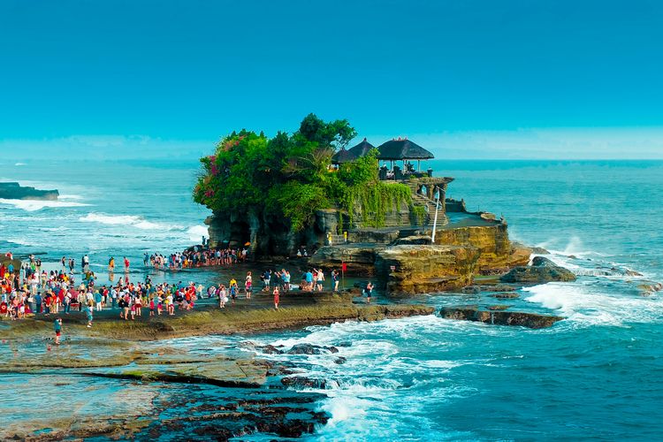 Ilustrasi wisatawan di Pura Tanah Lot, Bali.
