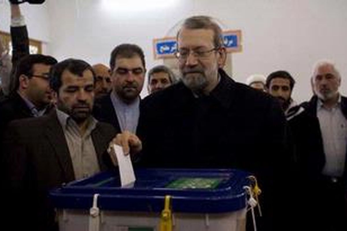 Ketua Parlemen Iran Ali Larijani menggunakan hak pilih di TPS di kota Qom, pada pemilihan umum parlemen, Jumat (2/3/2012). 