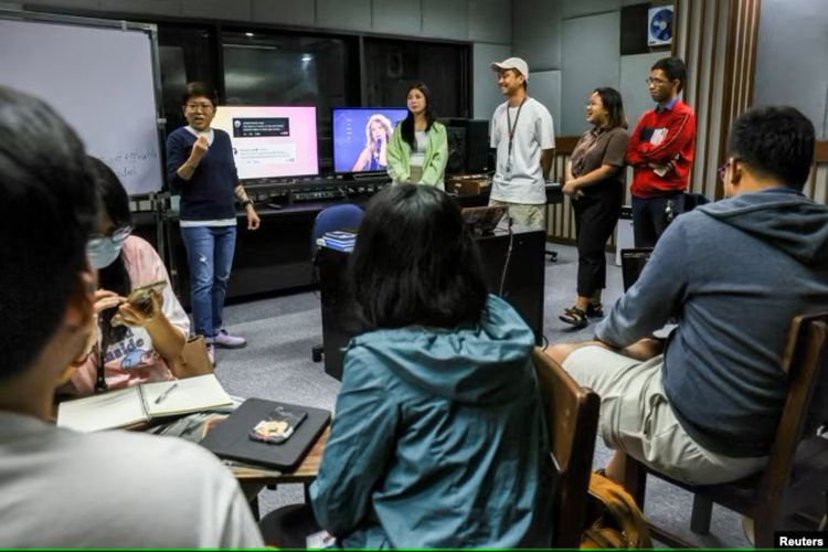 Cherish Aileen Brillon saat mengajar pada kelas Studi Selebriti: Taylor Swift dalam Fokus di Universitas Filipina Diliman di Kota Quezon, Manila, Filipina, 22 Februari 2024.