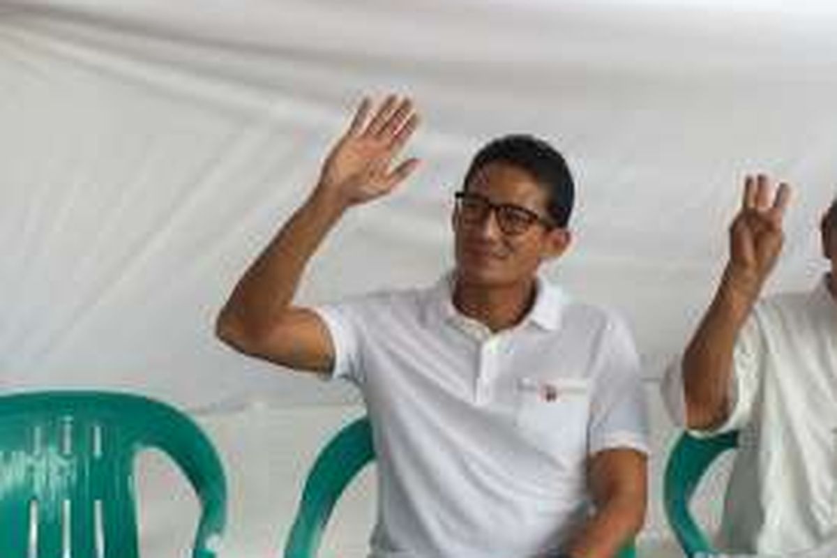 Calon wakil gubernur DKI Jakarta, Sandiaga Uno, menyindir Gubernur DKI Jakarta Non-aktif, Basuki Tjahaja Purnama atau Ahok soal program Kartu Jakarta Pintar (KJP).   Sindiran itu dilontarkan kala Sandiaga berkampanye di RT 016/09, Kebon Pala, Jakarta Timur, Kamis (29/12/2016).