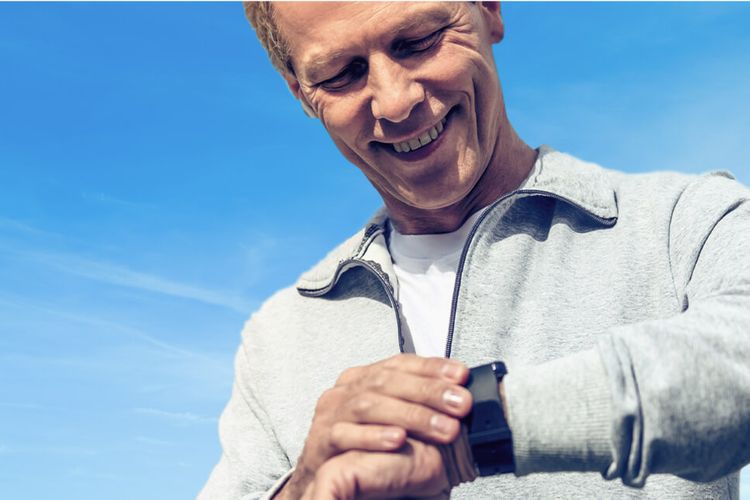 Ilustrasi smartwatch Moto Watch 40 yang tengah dikenakan pengguna