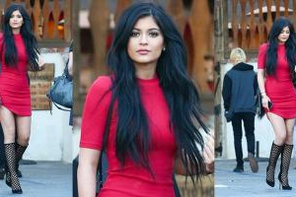 Kabarnya, gaun merah yang dikenakan Kylie Jenner tersebut dibanderol dengan harga ritel yang terbilang murah.