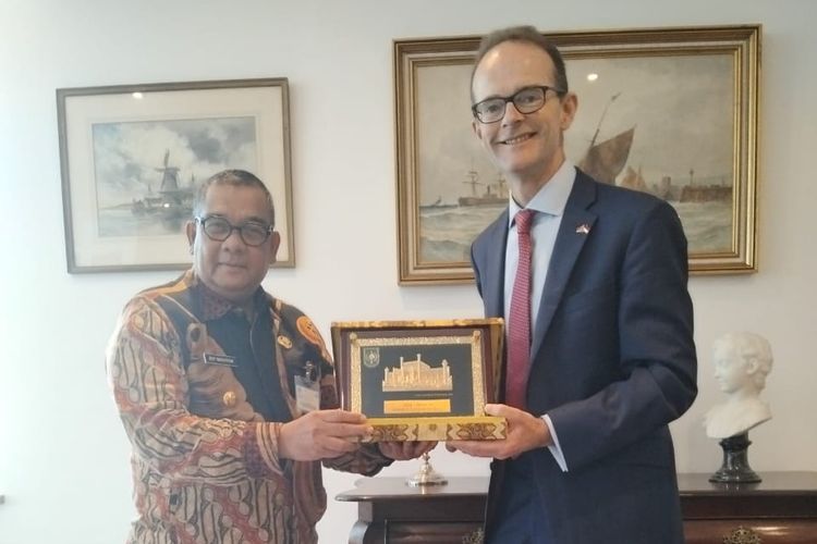 Gubernur Riau bertemu Dubes Inggris di Jakarta untuk membahas tentang isu lingkungan di Riau.