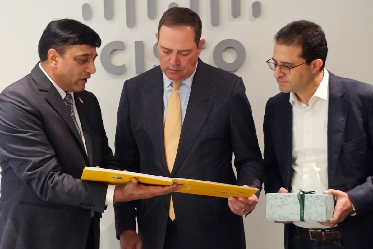 Presiden Director and CEO Indosat Ooredoo Hutchison Vikram Sinha (kiri) bertukar cinderamata dengan CEO CISCO Chuck Robbins (tengah), didampingi President, Service Provider, Asia Pacific and Japan Cisco, Sanjay Kaul (kanan) di Mobile World Congress, Barcelona, 27 Februari 2023.