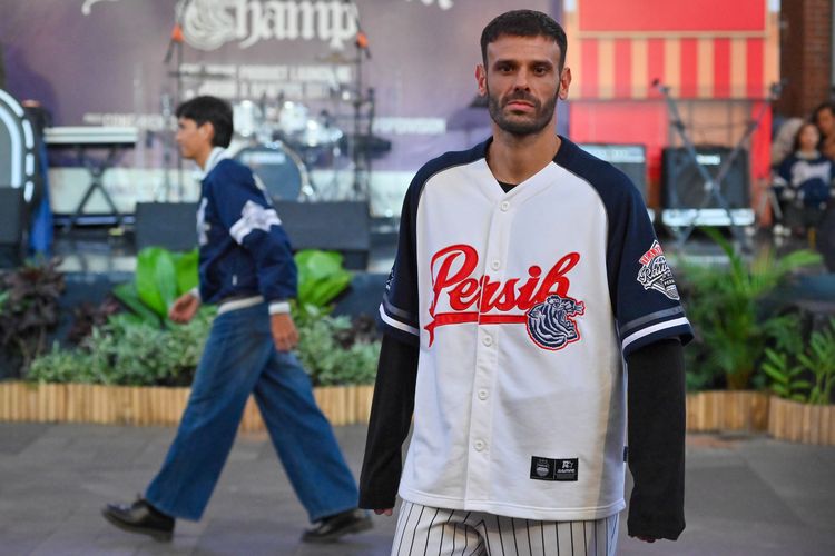 Pesepakbola Persib Bandung asal Spanyol Tyronne del Pino berkesempatan turun di arena fashion show, kolaborasi Persib x Rawtype Riot, Senin (27/1/2025) di Summarecon Mall Bandung. 