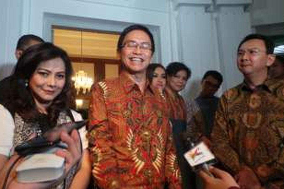 Gubernur DKI Jakarta Basuki Tjahaja Purnama bersama musisi Addie MS, Memes, serta artis Julia Perez. Mereka ditemui seusai jamuan makan malam bersama Ahok, di rumah dinas gubernur, Jalan Taman Suropati Nomor 7, Menteng, Jakarta Pusat, Selasa (29/3/2016). 