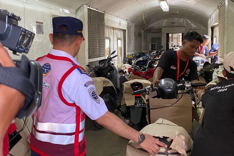 Pemberangkatan Motis untuk pertama kalinya dari Stasiun Gudang, Jakarta Utara. Selasa (2/3/2024).