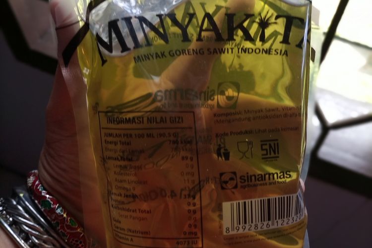 Sumiati, warga Limau Sundai, Kota Binjai, Sumatra Utara, menunjukkan Minyakita yang dibelinya di pasar. Menurutnya, tidak sulit mendapatkan minyak goreng ini, Jumat (17/2/2023)