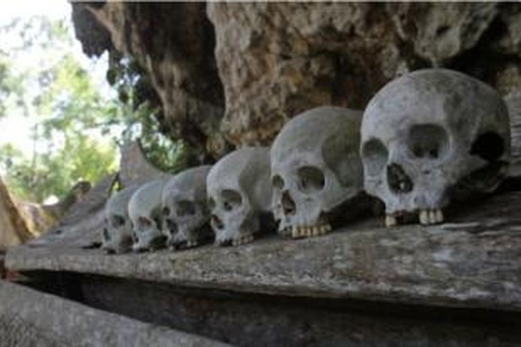Tradisi pemakaman Toraja di tebing karst Kete' Kesu'. Semakin tinggi letak liang di tebing, semakin tinggi pula status sosial keluarga di masyarakat. 