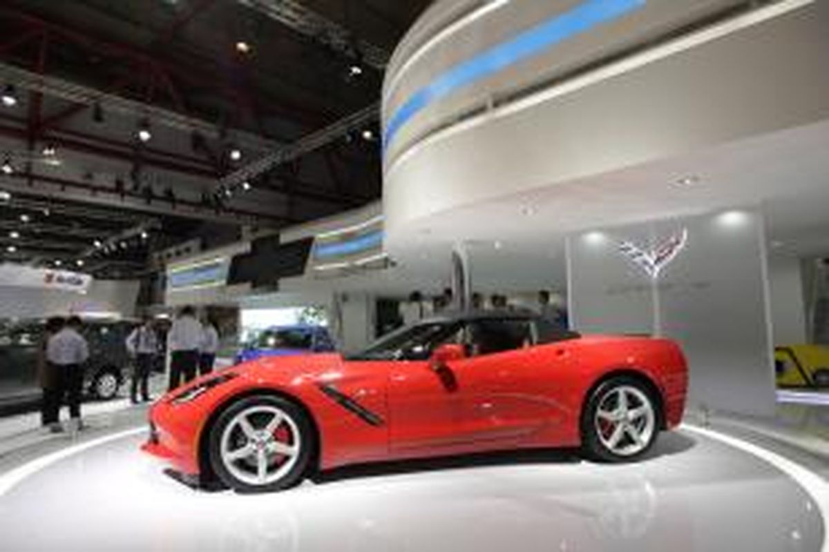 Mobil Chevrolet Corvette dipajang dalam pameran 22nd Indonesia International Motor Show 2014, di JIExpo, Kemayoran, Jakarta Utara, Kamis (18/9/2014). Pameran otomotif terbesar di Indonesia ini akan berlangsung hingga 28 September 2014. 