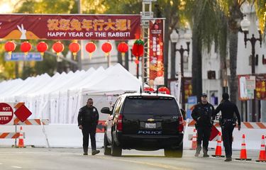 Petugas polisi berdiri di luar ballroom di Monterey Park, California, AS Minggu (22/1/2023). Penembakan massal terjadi di Monterey Park setelah perayaan Tahun Baru Imlek.