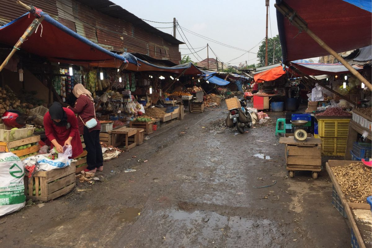 Suasana Pasar Lembang di Ciledug, Kota Tangerang, Selasa (3/10/2017). Pemerintah Kota Tangerang berencana merelokasi pedagang di pasar ini karena area tersebut akan dibuat menjadi alun-alun dan ruang terbuka hijau. 