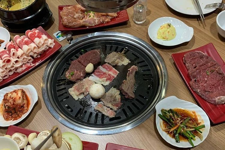 Memanggang daging BBQ di GAYAGEUM KOREAN BARBEQUE