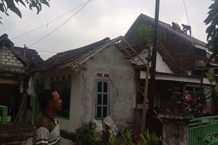 Sebanyak 28 rumah warga di Dusun Kedungrukem dan Bulakploso, Desa Kedungrukem, Kecamatan Benjeng, Gresik, rusak usai dilanda angin puting beliung, Senin (14/3/2022).