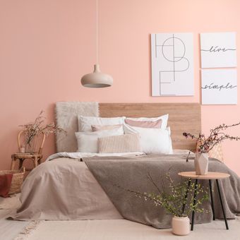 Ilustrasi kamar tidur dengan dinding warna merah muda.