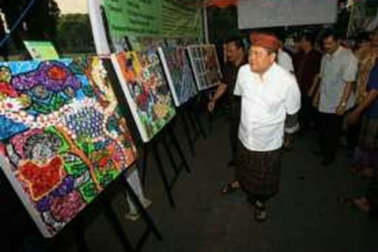 Wali Kota Denpasar IB Rai Dharmawijaya Mantra saat meninjau pameran lukisan daur ulang sampah beberapa saat lalu.