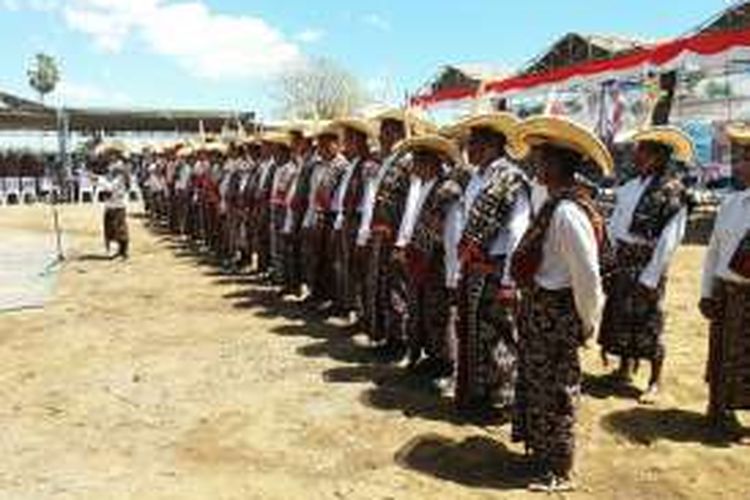 Manoholo (pengawas adat) asal Kabupaten Rote Ndao, Nusa Tenggara Timur (NTT) dikukuhkan oleh Bupati setempat untuk mengawasi pesisir dan laut mereka yang masuk dalam kawasan Taman Nasional Perairan (TNP) Laut Sawu