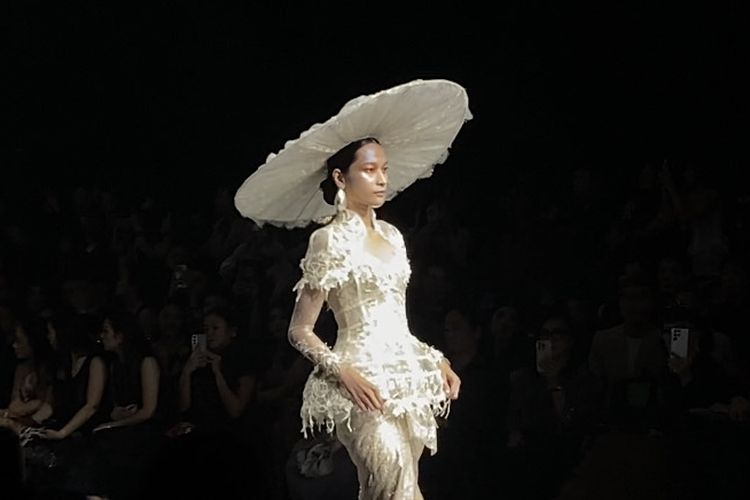 Salah satu look karya Eddy Betty pada fashion show Lumunescence di Hotel Mulia Senayan, Jakarta Pusat, Kamis (15/5/2025).