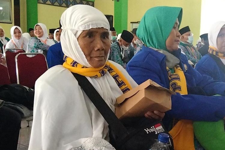 Suminah binti Sadami merupakan calon jemaah haji tertua yang diberangkatkan melalui Embarkasi Solo, Jawa Tengah, pada musim haji 2023, Selasa (20/6/2023).