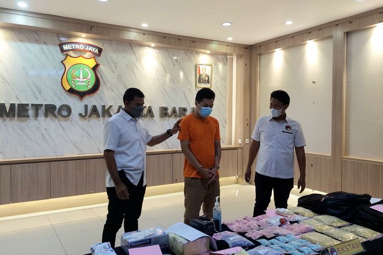 RH (40), residivis perkara narkotika yang baru bebas sejak akhir April 2022 lalu, kembali diamankan Satuan Narkoba Polres Metro Jakarta Barat.