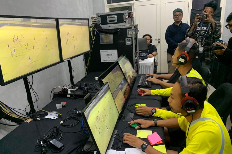 Suasana uji coba tahap terakhir Video Assistant Referee (VAR) untuk Liga 1 yang berlangsung di Stadion Indomilk Arena, Tangerang, Banten, pada Senin (25/3/2024) malam WIB.
