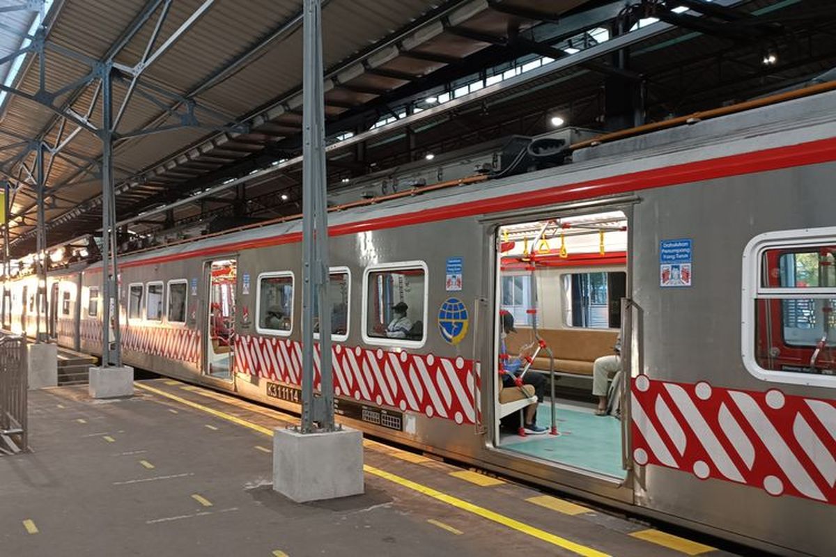 Jadwal keberangkatan KRL Jogja-Solo dari Yogyakarta ke arah Solo.