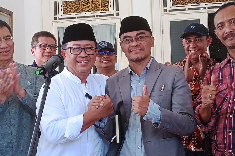 Bupati Cianjur Herman Suherman dan Sekda Cianjur Cecep Alamsyah bersama sejumlah perangkat daerah bersalaman di Pendopo BUpati, Jumat (3/5/2024) untuk sepakat berdamai usai berpolemik terkait surat desakan sekda mundur.