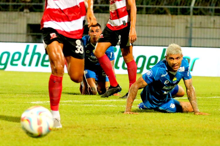 Pemain Persib Bandung Ciro Alves berusa bangkit usai tersungkur saat duel pada laga pekan ke-18 Liga 1 2023-2024 yang berakhir dengan skor 1-0 di Stadion Gelora Bangkalan, Rabu (1/11/2023) malam.
