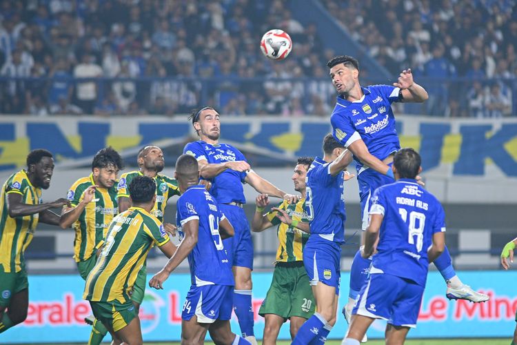 Suasana saat perebutan bola antara pemain Persib Bandung dan PSBS Biak dalam pekan ke-18 Super League 2025-2026 yang tersaji di Stadion GBLA, Minggu (25/1/2026).