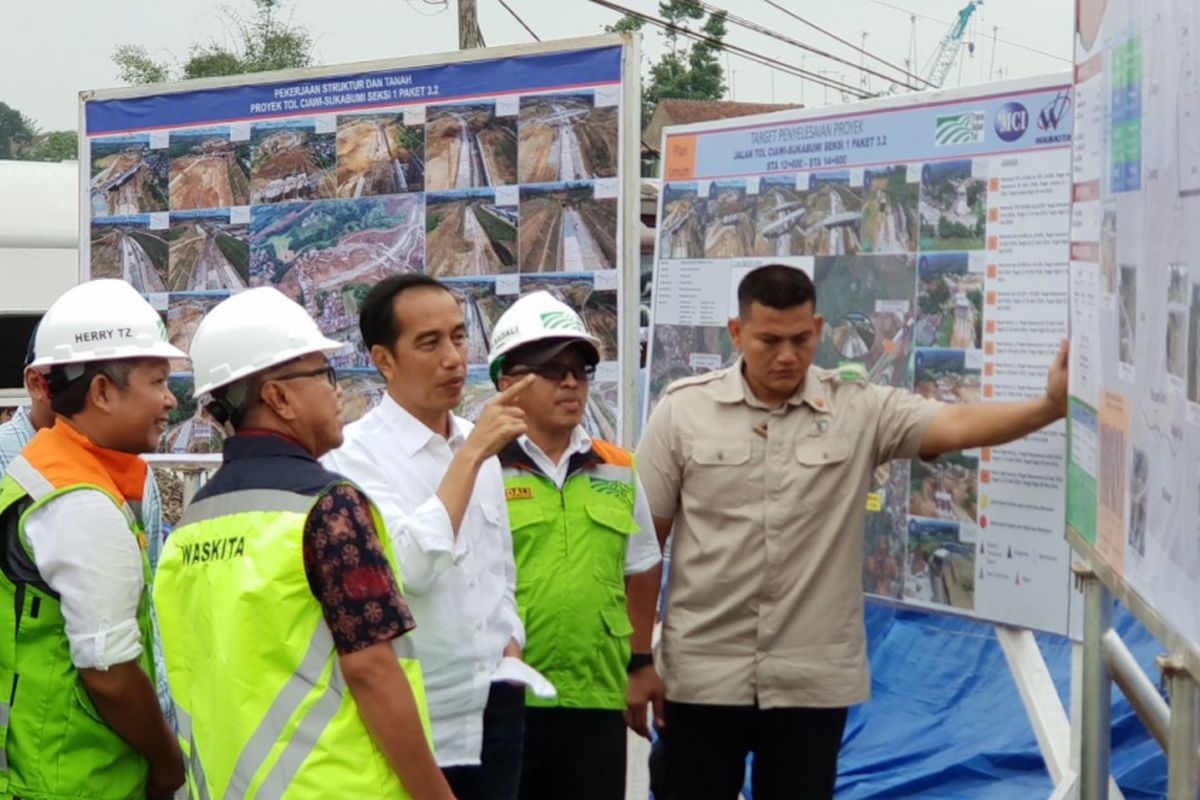 Presiden Jokowi meninjau Tol Bocimi, Minggu (8/4/2018).