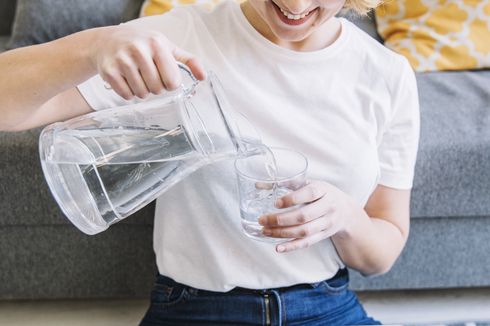 Minum Banyak Air Putih Bantu Turunkan Berat Badan, Mitos atau Fakta?