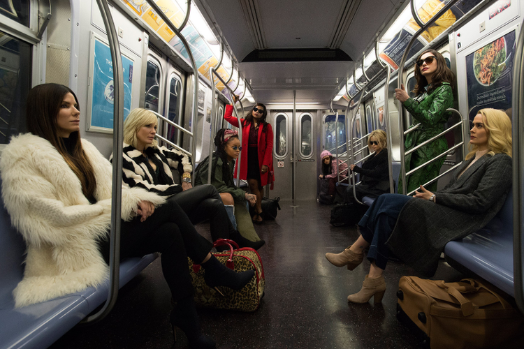 Film komedi aksi Oceans 8 (2018) dibintangi deretan aktris kenamaan Hollywood seperti Sandra Bullock, Cate Blanchett, Anne Hathway, Helena Bonham-Carter, Sarah Paulson, Rihanna, Mindy Kaling, dan Akwafina.