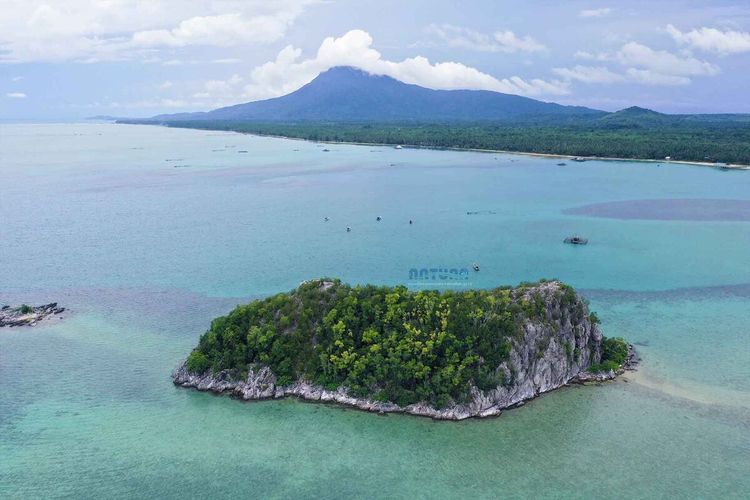 Pulau Sahi, pulau mungil yang terlihat di seberang Pantai Sahi yang berada di Kabupaten Natuna, Kepulauan Riau (Kepri).