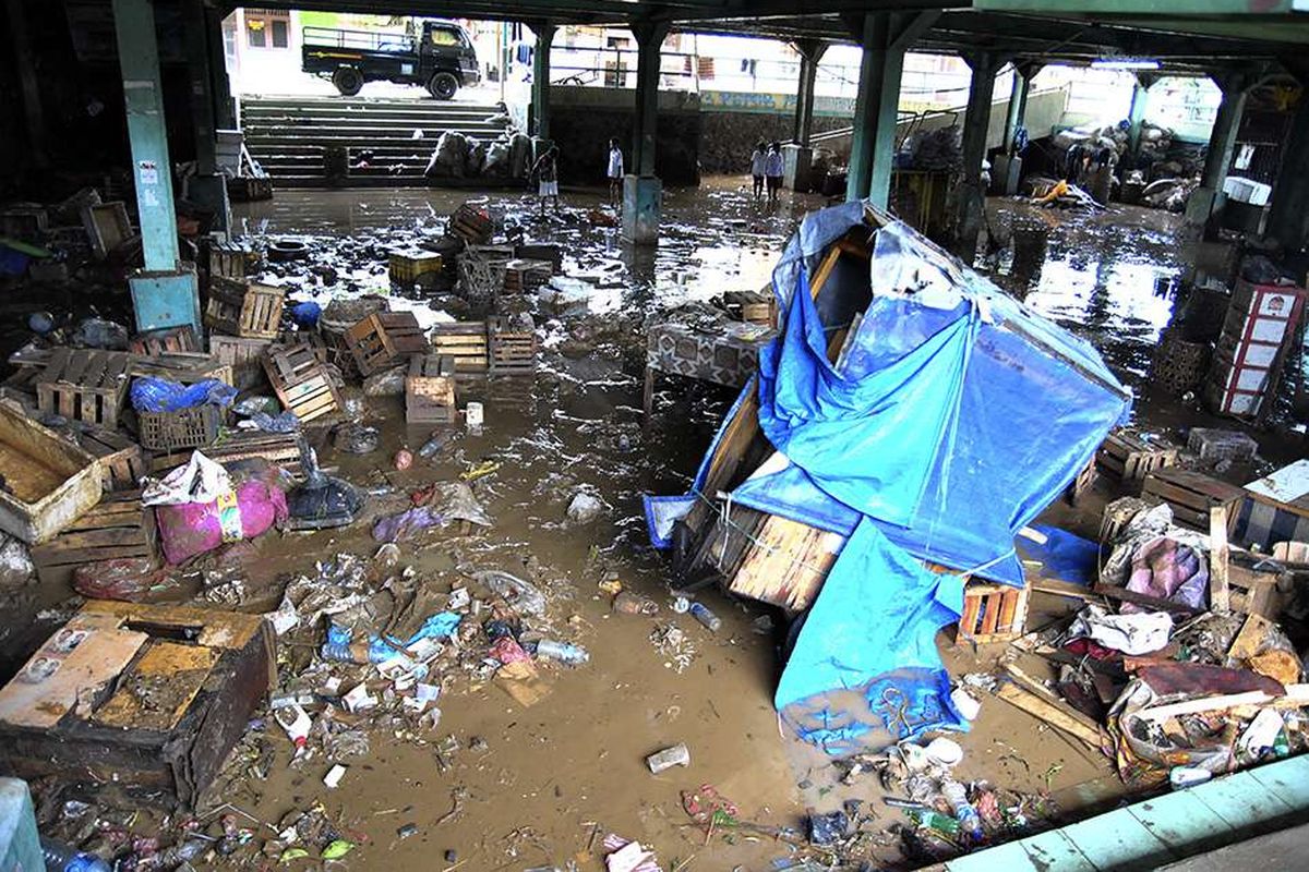 Sejumlah anak melihat sisa lumpur akibat banjir di Pasar Induk Jambu Dua, Kota Bogor, Jawa Barat, Jumat (26/4/2019). Intensitas curah hujan yang tinggi di wilayah Bogor pada Kamis (25/4/2019) malam mengakibatkan banjir akibat luapan sungai Ciliwung yang berada di belakang pasar induk tersebut.