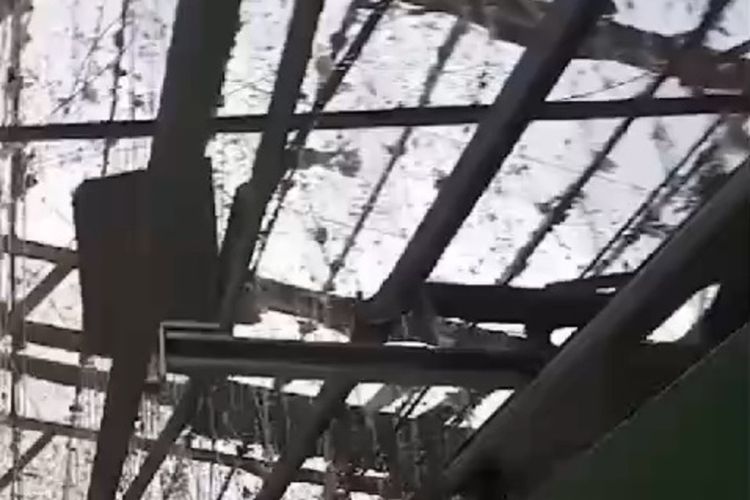 Angin puting beliung merusak atap rumah dan pabrik Kahatex di Jatinangor, Sumedang, Jabar, Rabu (21/2/2024) sore. 