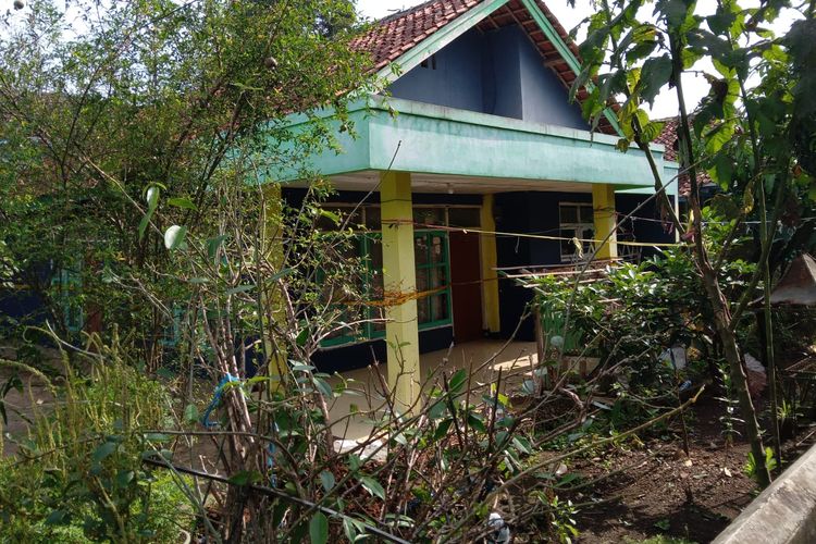Rumah Solihin di Kampung Babakan Mande, Desa Gunungsari, Kecamatan Ciranjang, Kabupaten Cianjur, Jawa Barat, yang masih terpasang garis polisi, Jumat (20/1/2023). Solihin merupakan salah satu tersangka pembunuhan beruntun di Garut, Bekasi, dan Cianjur.