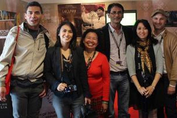 Bersama Alex Komang dan para jurnalis dari Indonesia di stan Indodnesia di Festival de Cannes 2014.