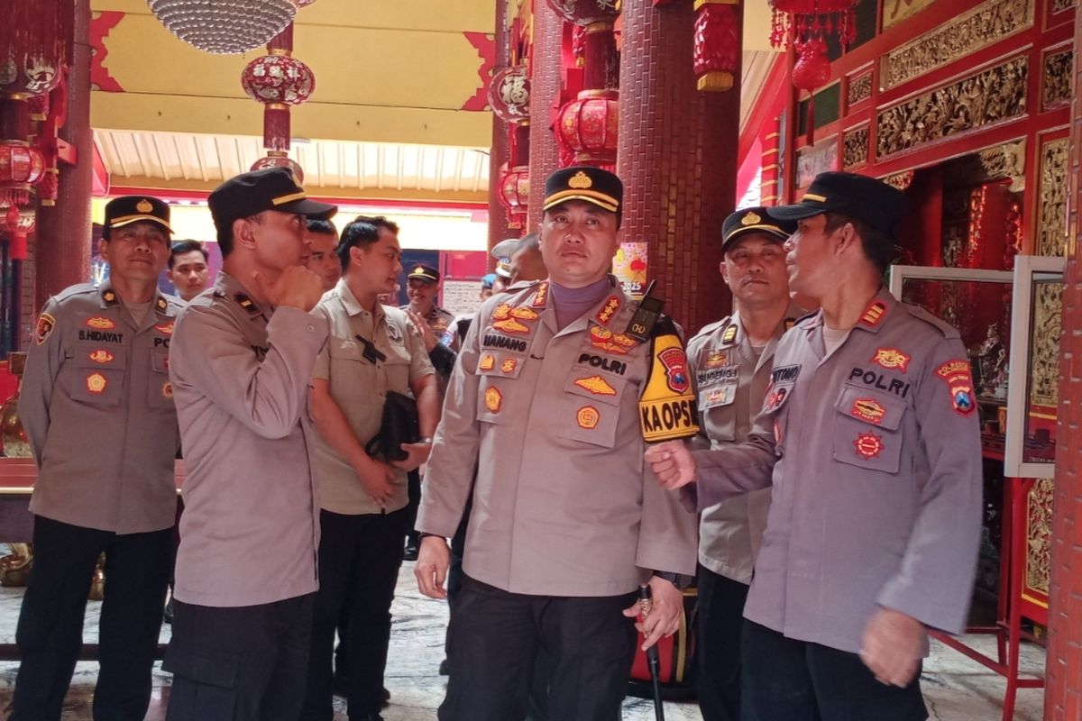 Kapolresta Malang Kota, Kombes Pol Nanang Haryono (tengah) bersama anggotanya meninjau pelaksanaan kegiatan sterilisasi di Kelenteng Eng An Kiong, Kota Malang pada Selasa (28/1/2025). 