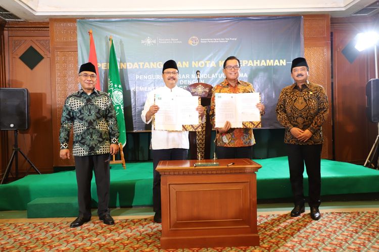 Acara penandatanganan nota kesepahaman antara Kementerian Agraria dan Tata Ruang/Badan Pertanahan Nasional (ATR/BPN) dengan Pengurus Besar NU (PBNU) Pusat di Gedung PBNU, Jakarta, Selasa (9/8/2022).
