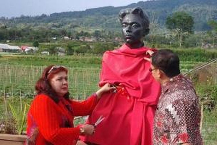 Evawani Alissa (baju merah) saat meresmikan patung Chairil Anwar di Rumah Budaya Fadli Zon, Kabupaten Tanah Datar, Sumatera Barat, bulan Juli 2013.