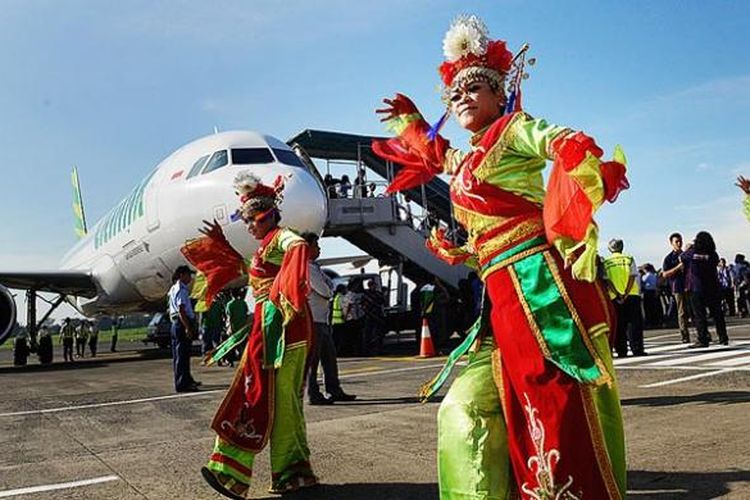 Penari menyambut kedatangan penerbangan perdana pesawat Citilink di Bandara Halim Perdanakusuma, Jakarta, Jumat (10/1/2014). Citilink mengalihkan penerbangan dari Bandara Soekarno-Hatta ke Bandara Halim Perdanakusuma dengan rute Jakarta-Semarang (PP), Jakarta-Yogyakarta (PP), Jakarta-Malang (PP), dan Jakarta-Palembang (PP). Pengalihan rute ini untuk mengurangi kepadatan di Bandara Soekarno-Hatta. Selain Citilink, menurut rencana, pada Februari dan Maret ini Garuda Indonesia dan AirAsia juga mengalihkan sejumlah penerbangan ke Bandara Halim Perdanakusuma.