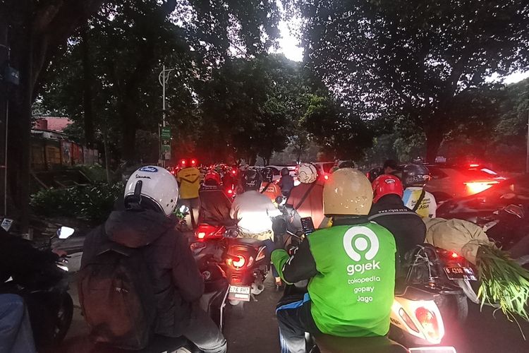 Jalan TB Simatupang macet parah, laju kendaraan hanya 3-8 Km/Jam di depan Taman Kebagusan