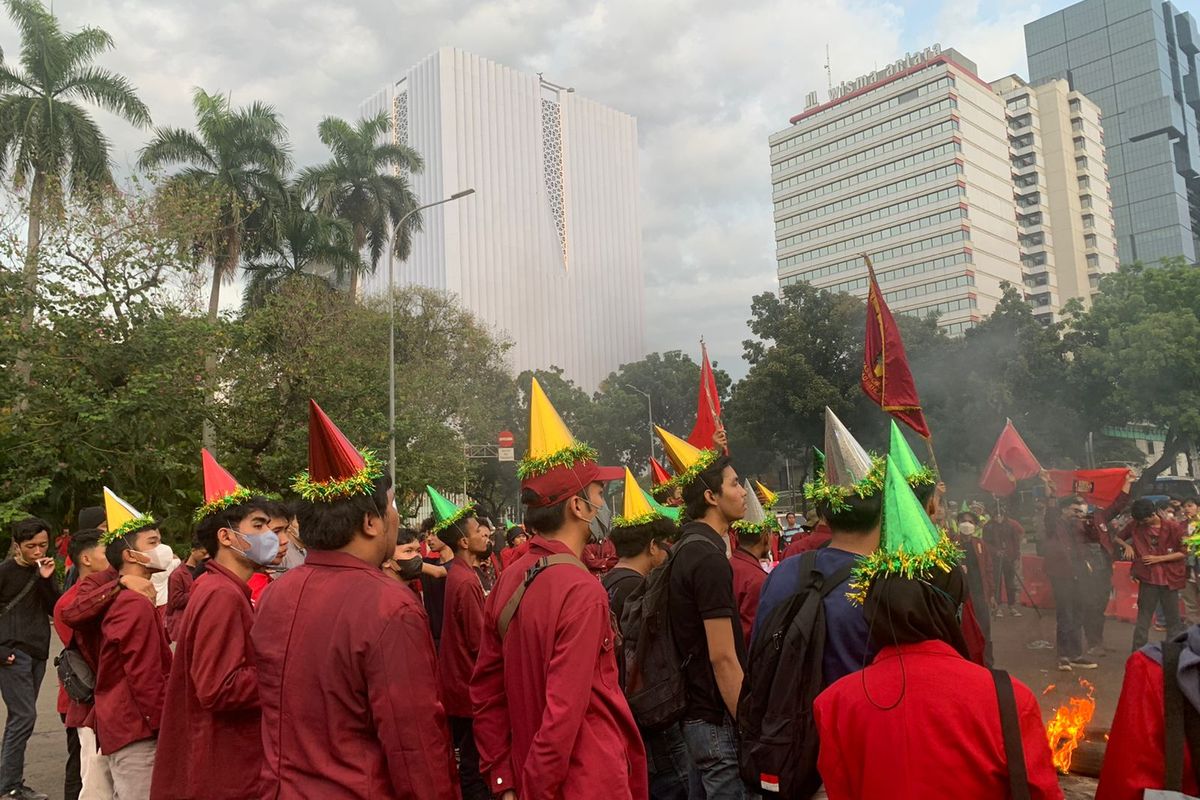 Peserta unjuk rasa Ikatan Mahasiswa Muhammadiyah (IMM) DKI Jakarta menggelar aksi unjuk rasa menolak kenaikan harga BBM di kawasan Patung Kuda, Jakarta Pusat, Senin (19/9/2022).