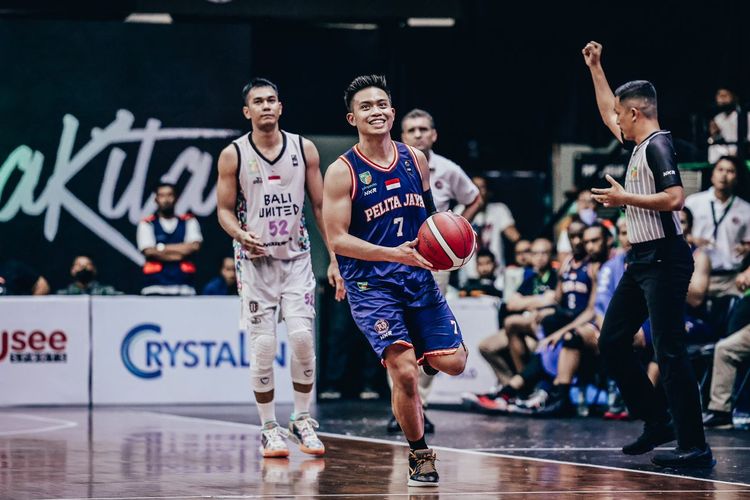 Point guard Pelita Jaya Bakrie Jakarta, Andakara Prastawa Dhyaksa, saat tampil melawan Bali United Basketball pada lanjutan Indonesian Basketball League (IBL) 2023 Seri 4 di Sritex Arena Solo, Selasa (28/2/2023). Andakara Prastawa berhasil menembus 2.000 poin di IBL.