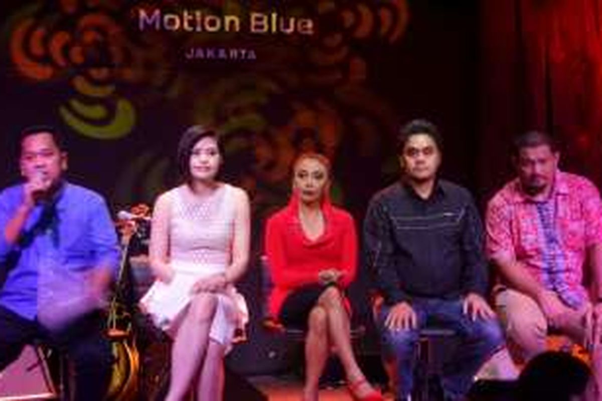 Dua personel band Krakatau, (ketiga dan keempat dari kiri) Trie Utami dan Dwiki Dharmawan, hadir dalam konferensi pers Jazzphoria di Motion Blue, Hotel Fairmont, Senayan, Jakarta, Selasa (10/5/2016) malam.